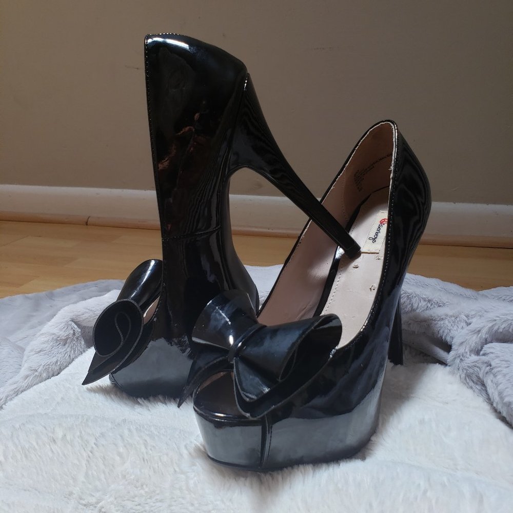 BLACK PATENT BOW HEELS